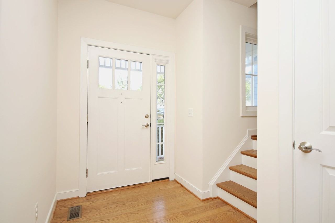 940 Raymond Rd - Photo 2 of 28