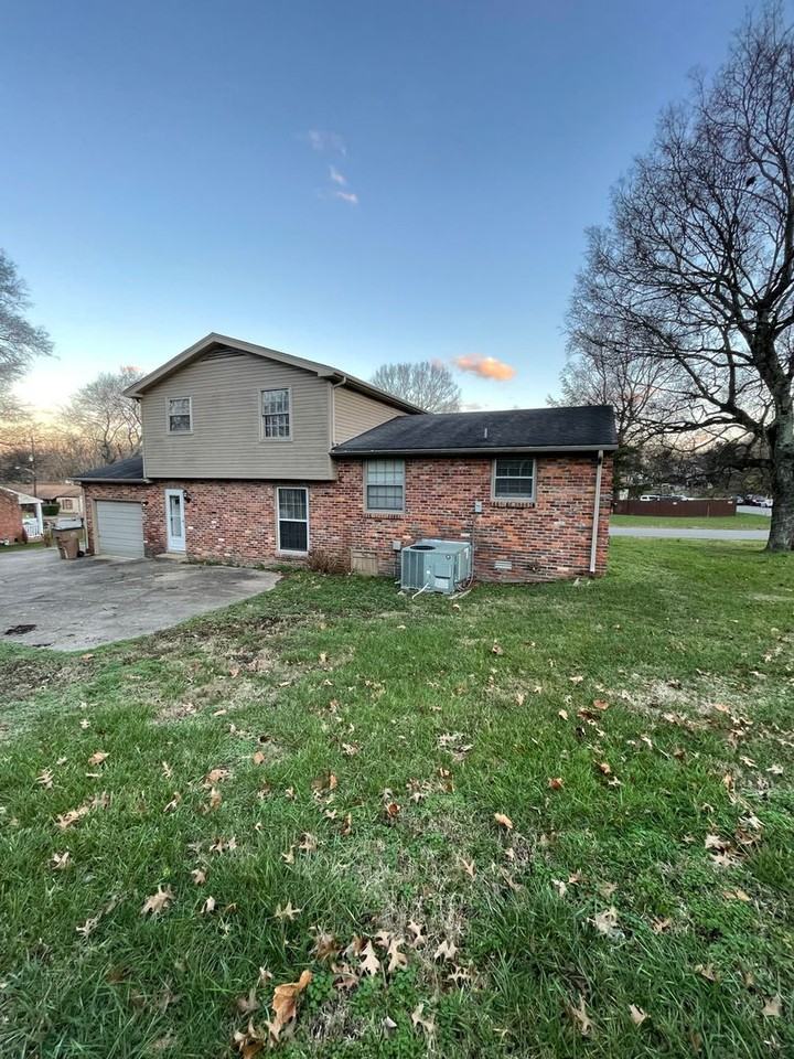 5425 Country Dr - Photo 3 of 17