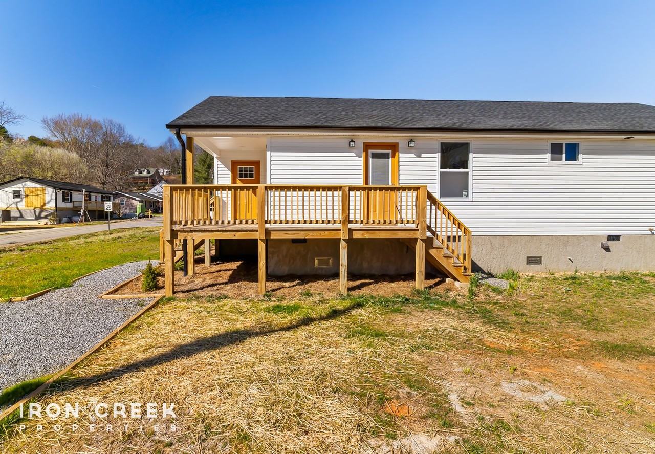 84 Spencer St - Photo 2 of 33