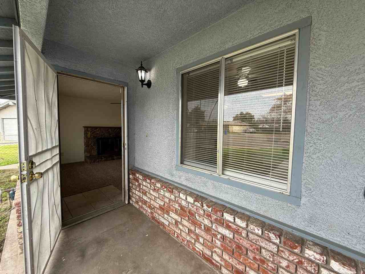 324 Yvonne Ct - Photo 2 of 18