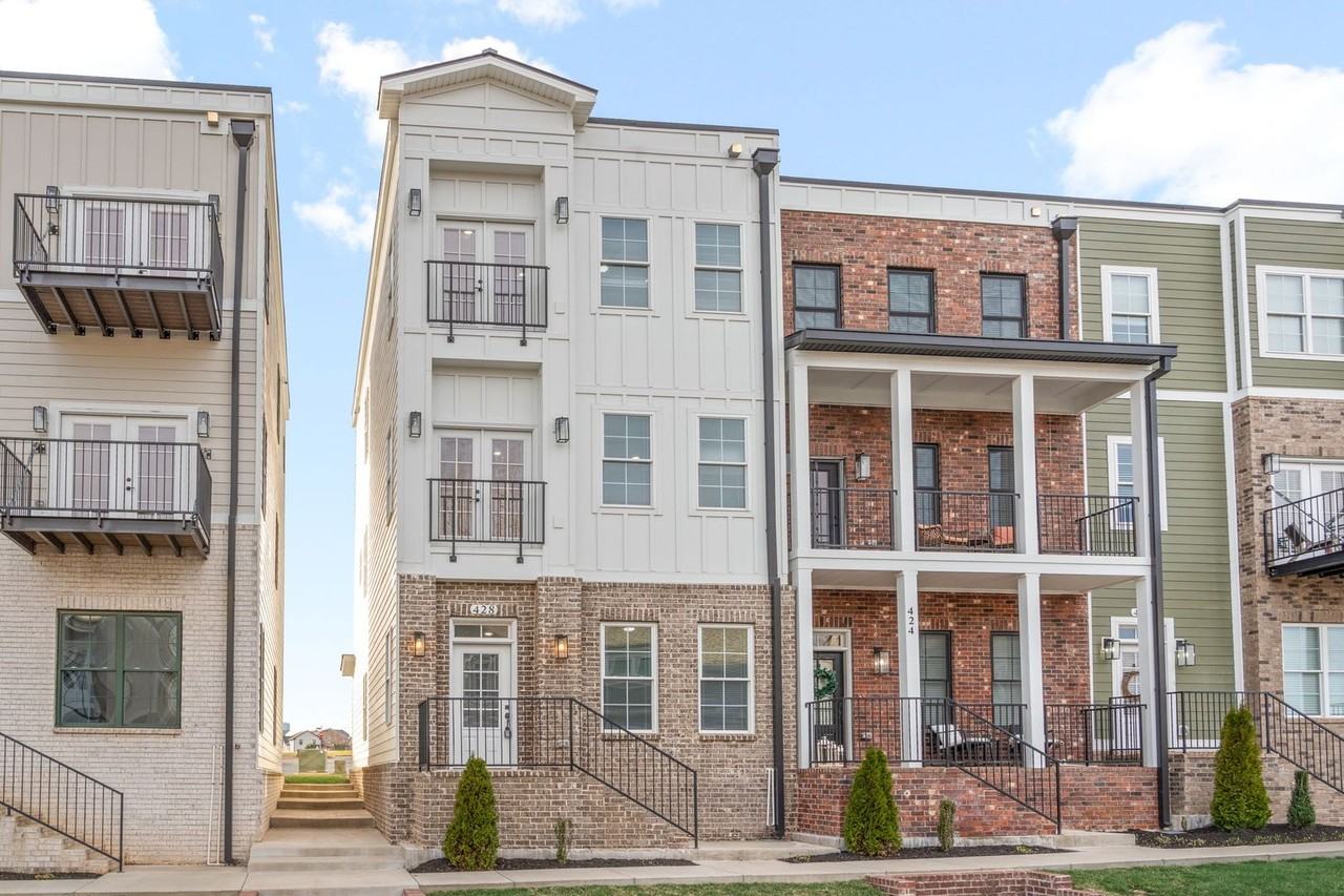 428 Centre St - Photo 2 of 32