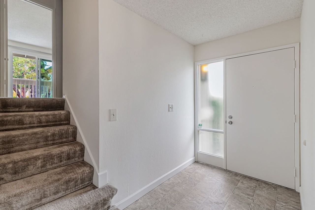 10886 Northridge Sq - Photo 6 of 36