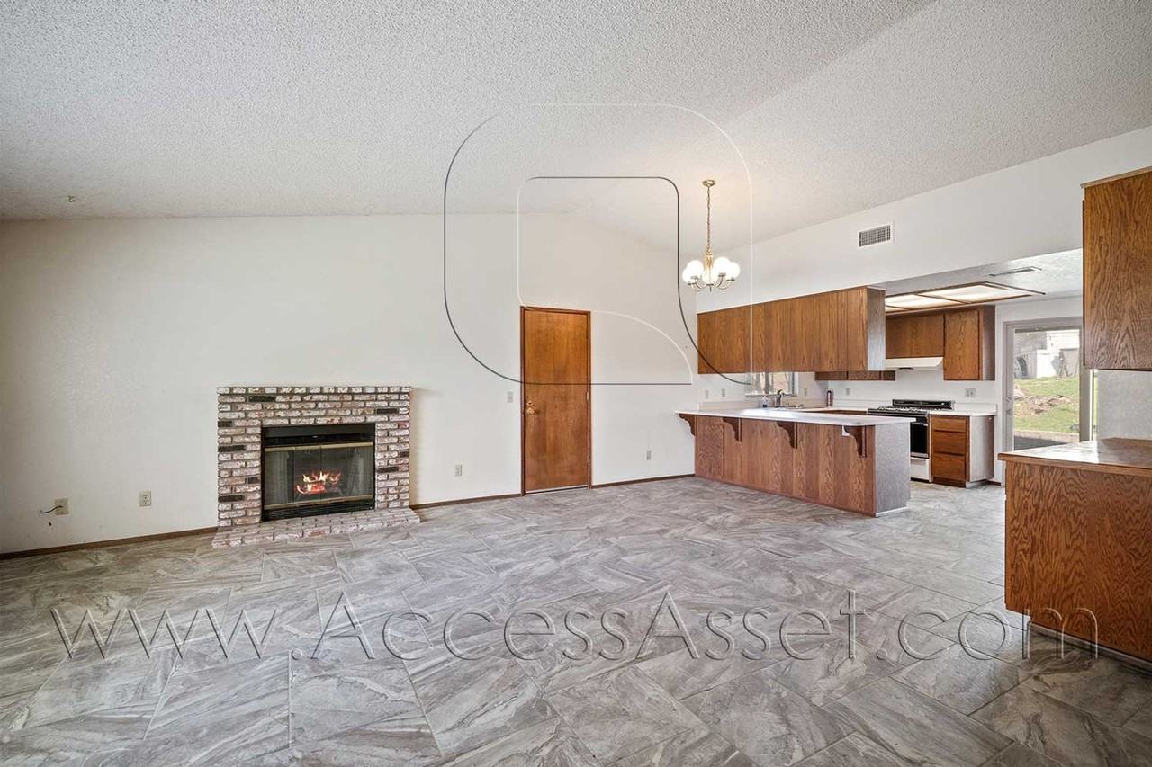 21825 Canyon Dr - Photo 2 of 25