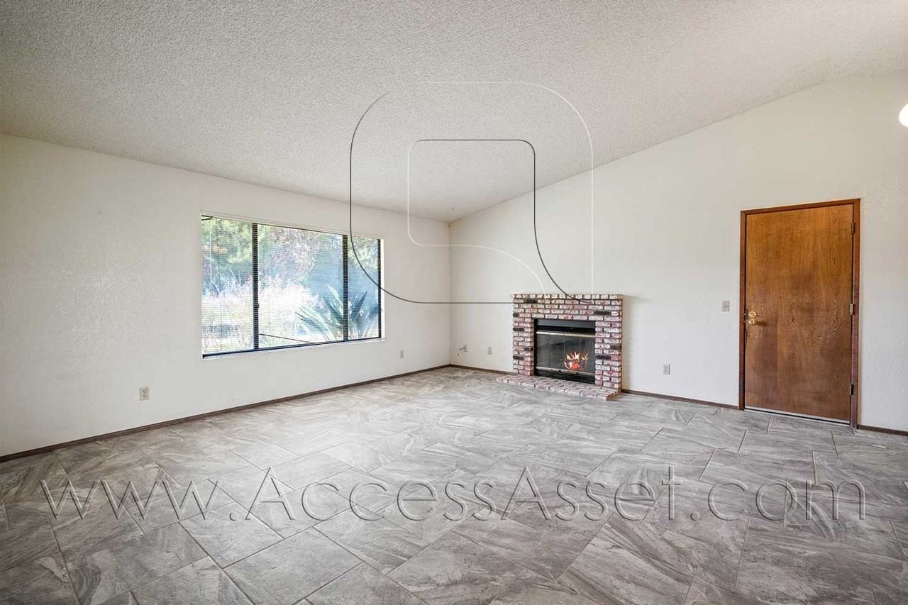 21825 Canyon Dr - Photo 3 of 25