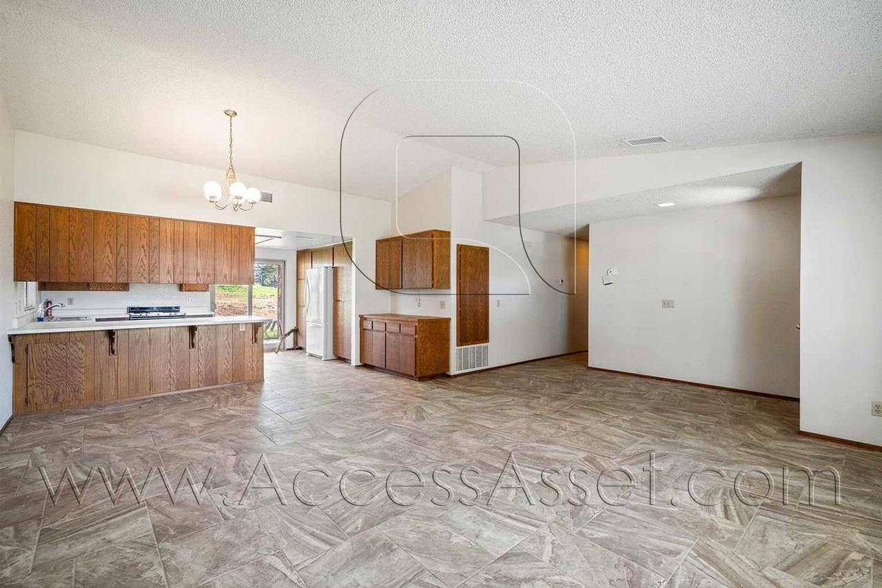 21825 Canyon Dr - Photo 4 of 25