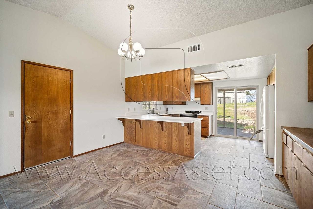 21825 Canyon Dr - Photo 5 of 25