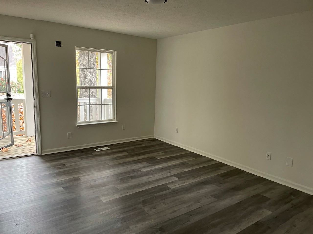 907 Sylvan Dr - Photo 2 of 12