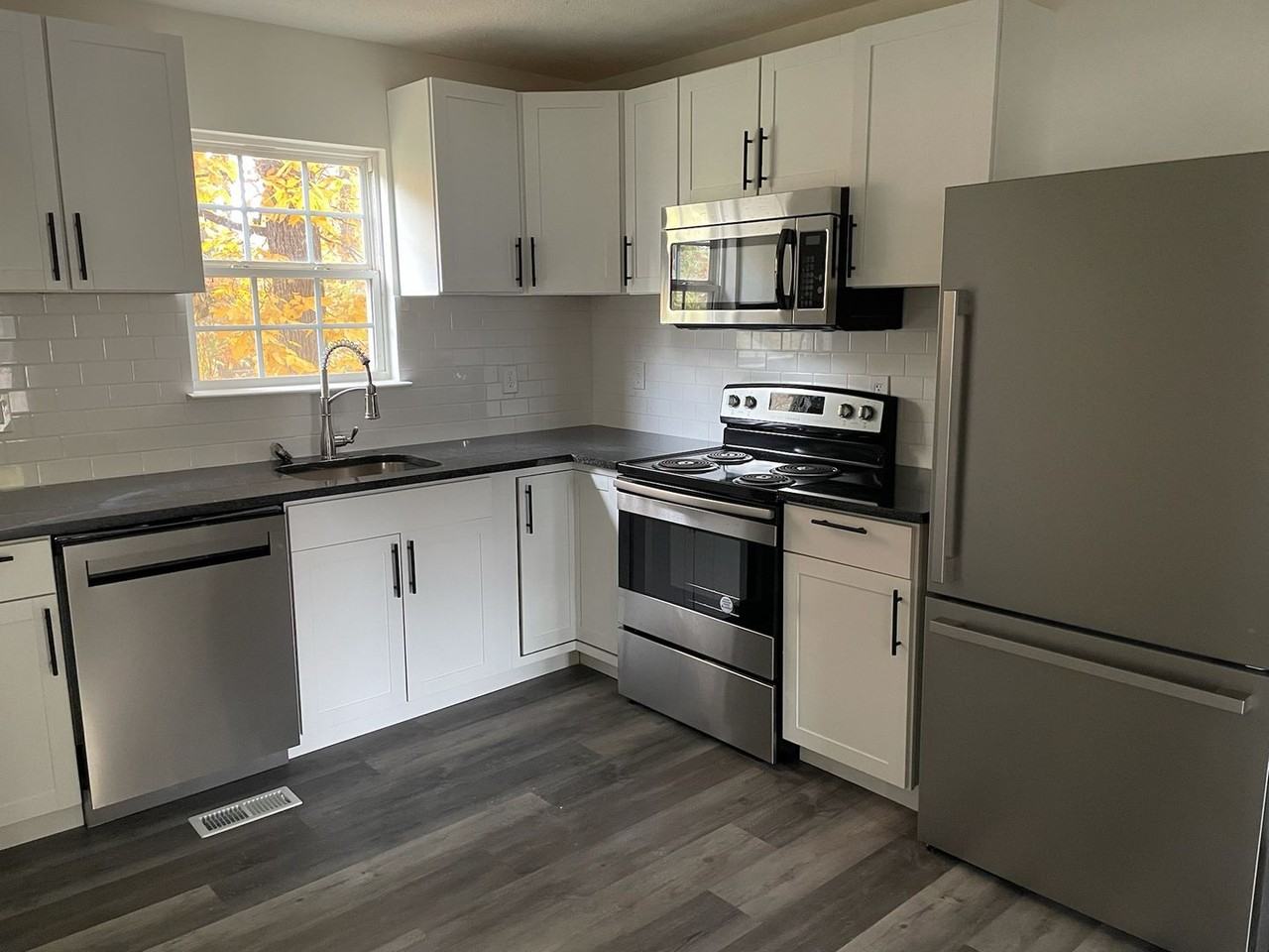 907 Sylvan Dr - Photo 4 of 12
