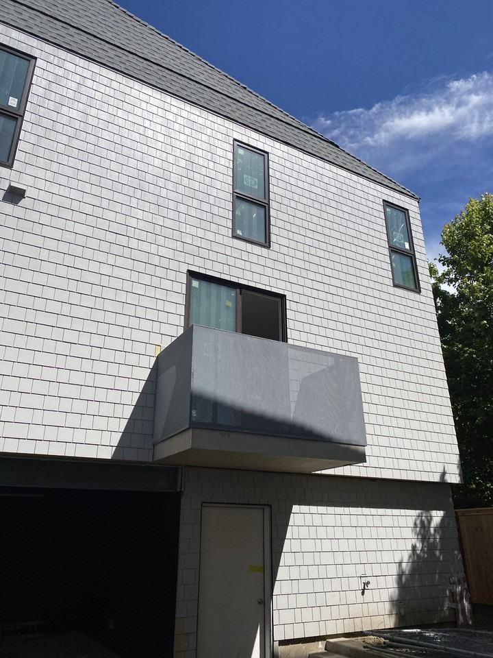 2000 Se Tacoma St #3 - Photo 2 of 7