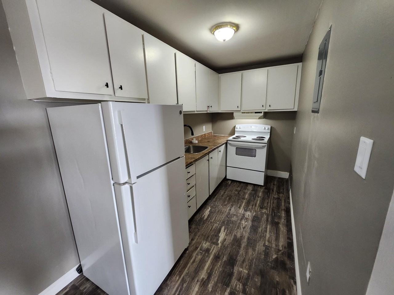 7 Roxbury Dr #9 - Photo 2 of 20