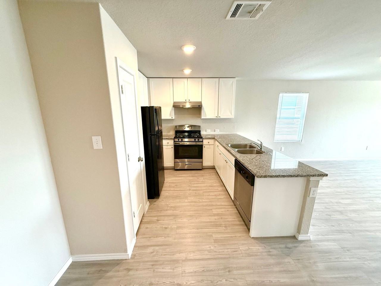 7734 Annex St - Photo 3 of 27