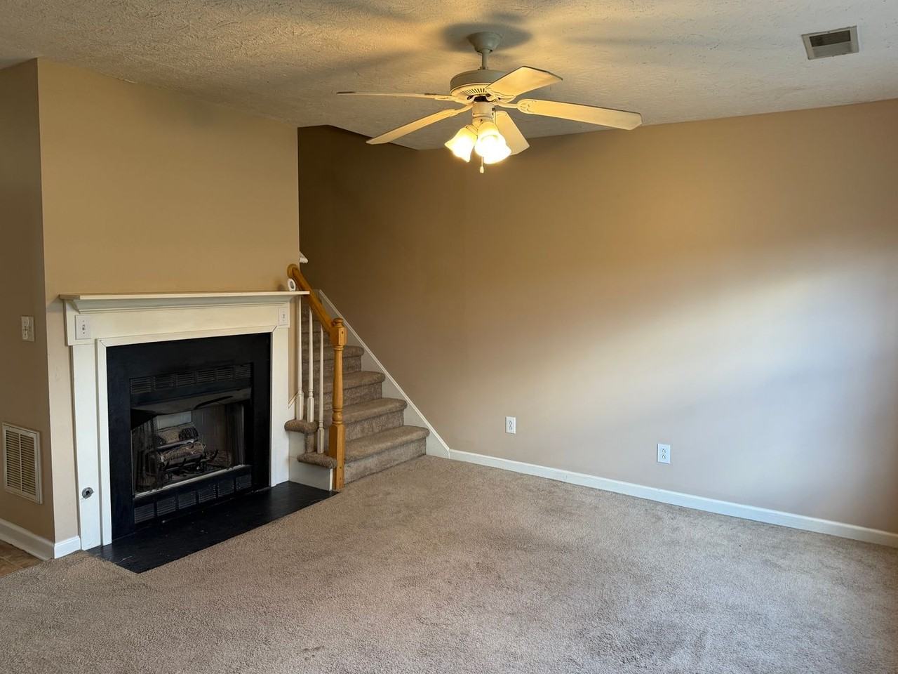 211 E Higgins St - Photo 3 of 13