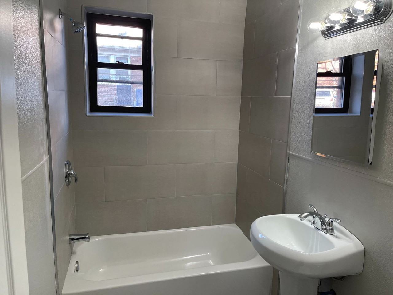 Greenwood Manor - Photo 3 of 4