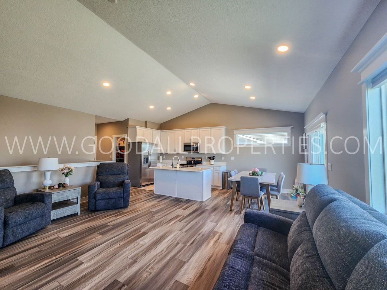 285 Nw Morgan Ct - Photo 2 of 35
