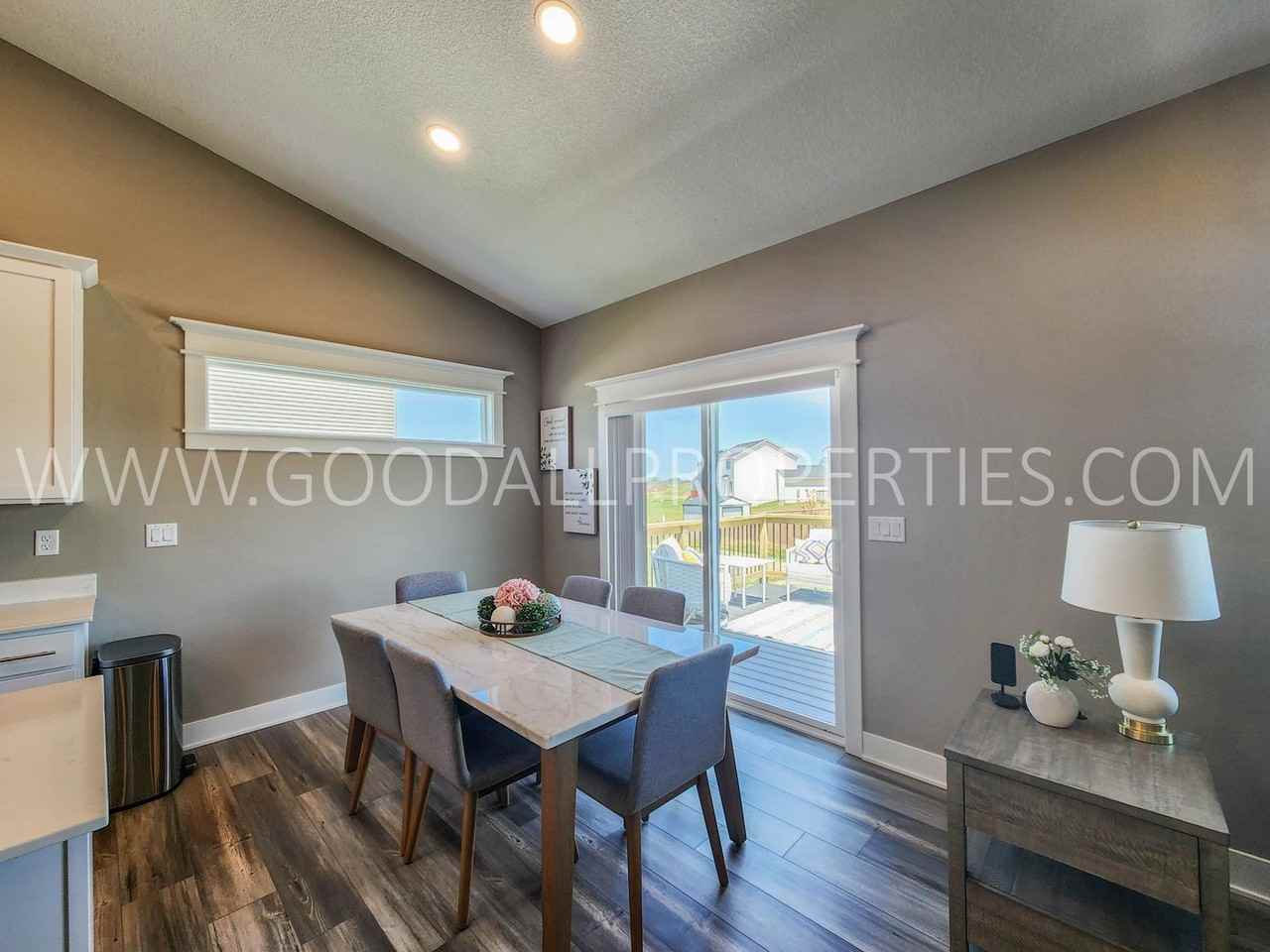 285 Nw Morgan Ct - Photo 7 of 35