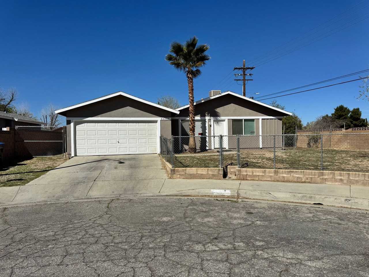 44359 Fenhold St - Photo 2 of 3