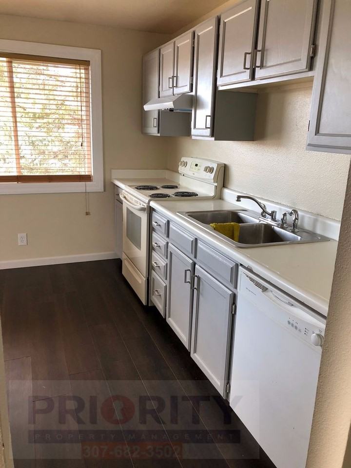 311 E Walnut - Photo 4 of 15