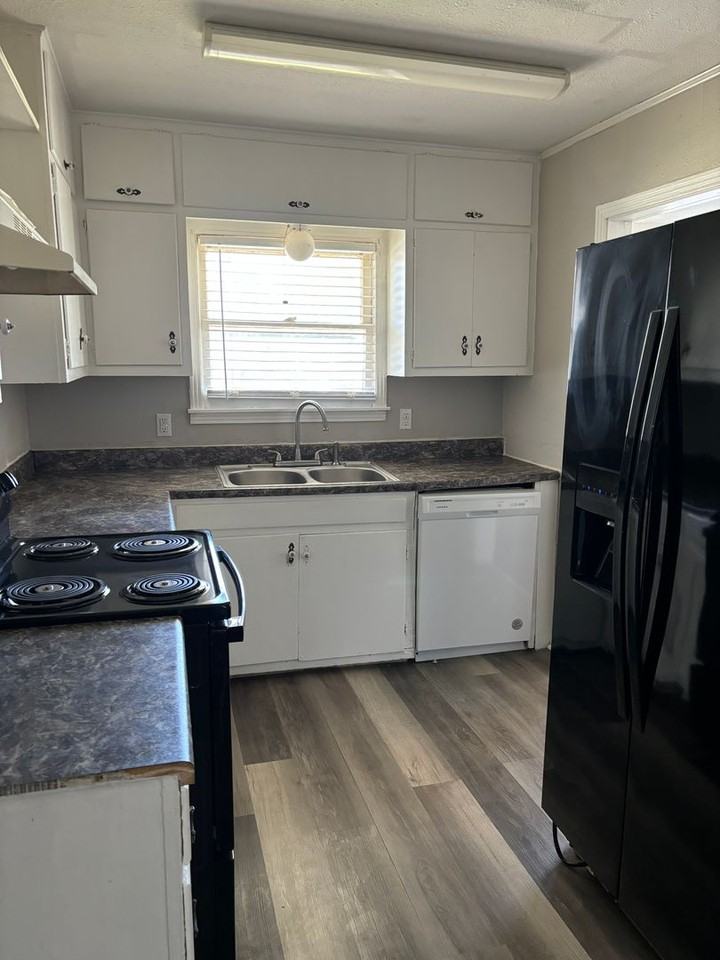 1822 N Alexander St - Photo 3 of 10