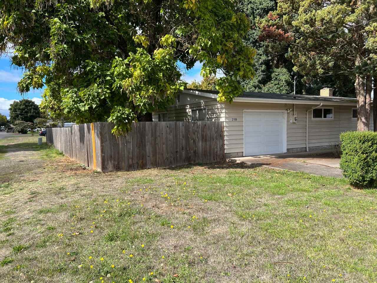 2106 Golden Gardens St - Photo 3 of 31