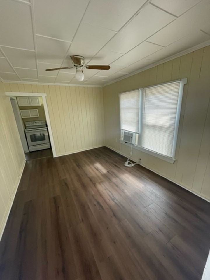 2745 9th St E - Photo 2 of 9