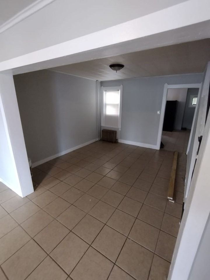 415 Laurel St - Photo 3 of 10