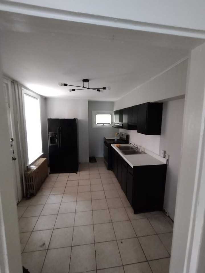 415 Laurel St - Photo 4 of 10