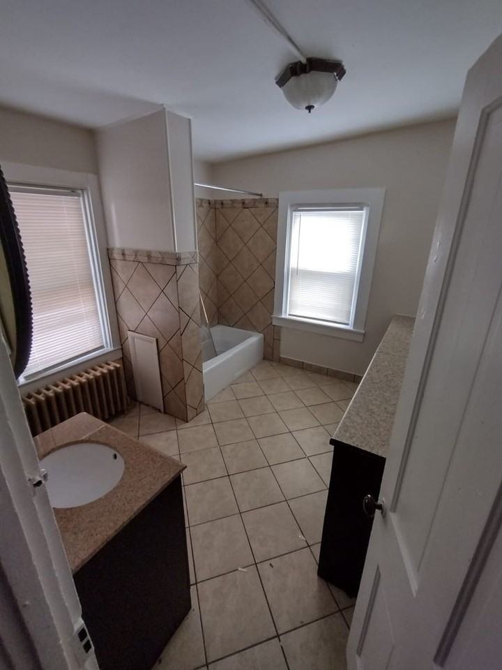 415 Laurel St - Photo 7 of 10