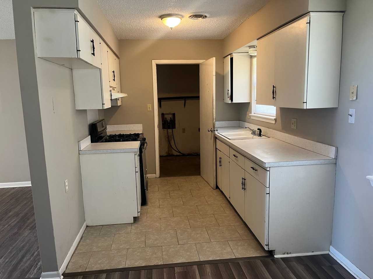 404 Nw 8th St - Photo 3 of 14