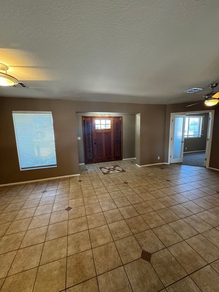 2319 E Balboa Dr - Photo 3 of 20