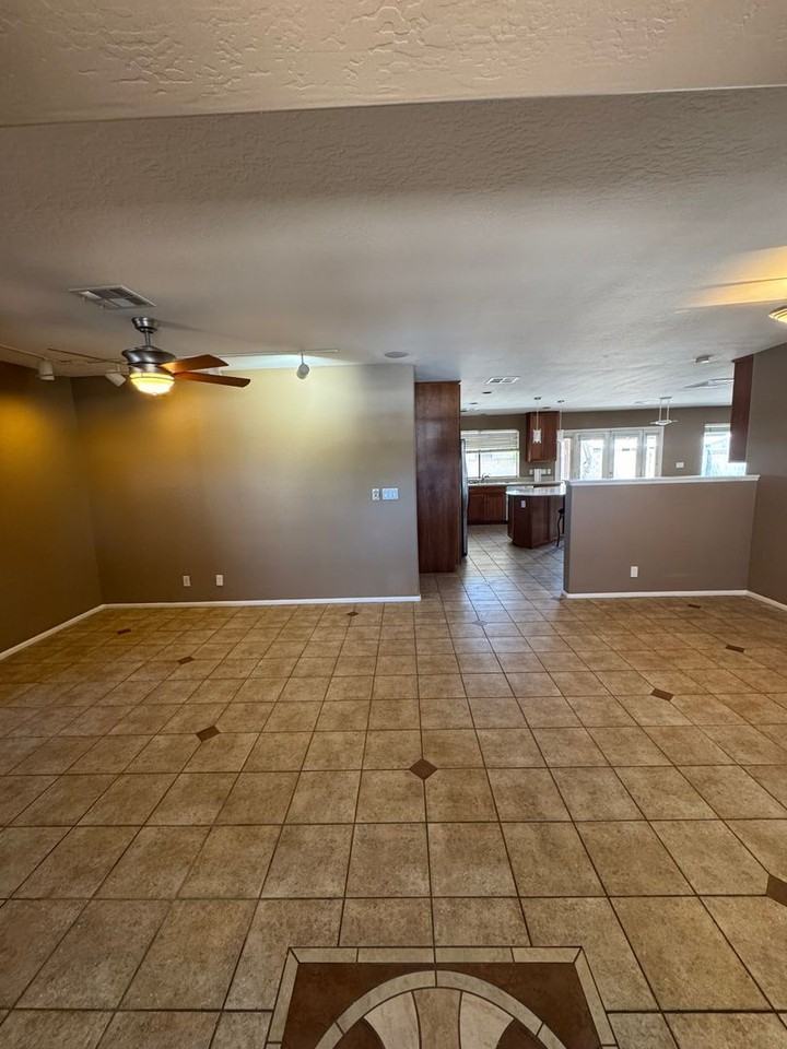 2319 E Balboa Dr - Photo 5 of 20