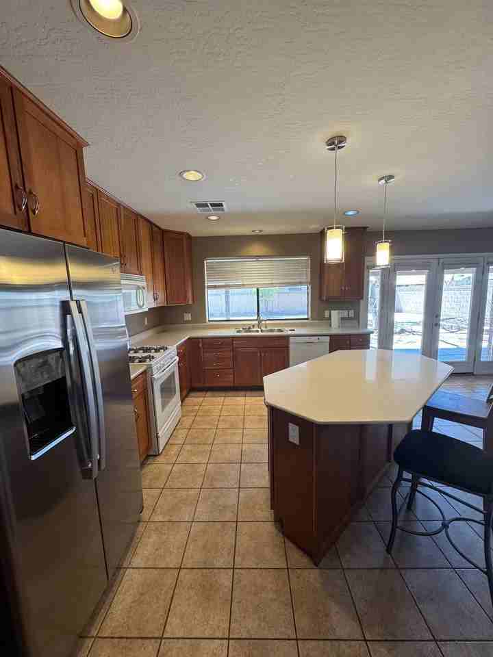 2319 E Balboa Dr - Photo 6 of 20