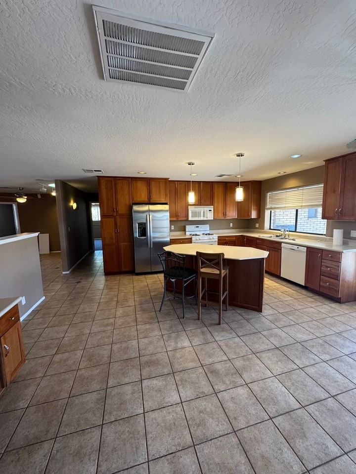 2319 E Balboa Dr - Photo 7 of 20