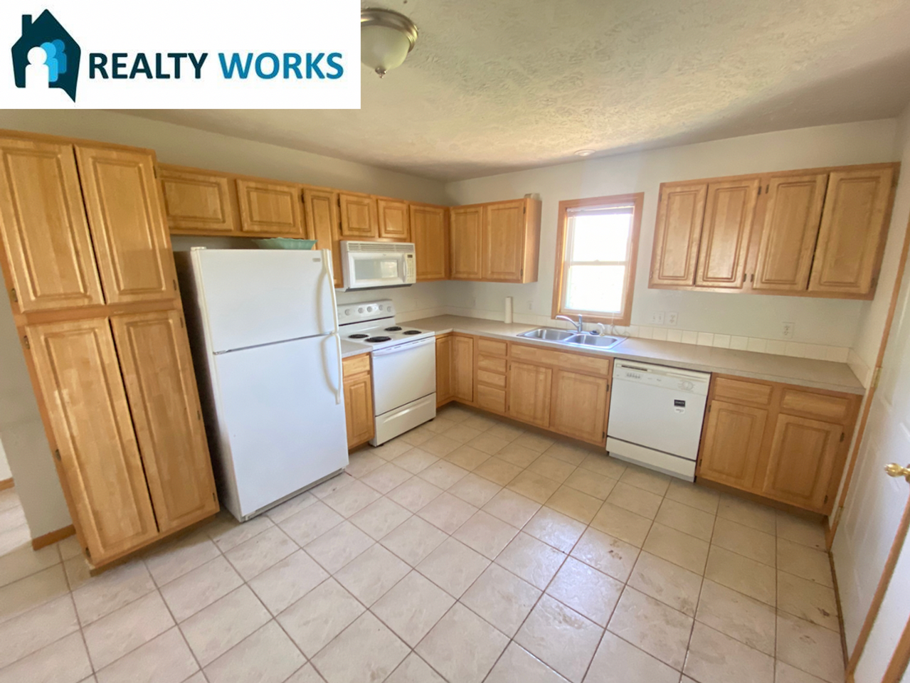 206 Irving St - Photo 4 of 10