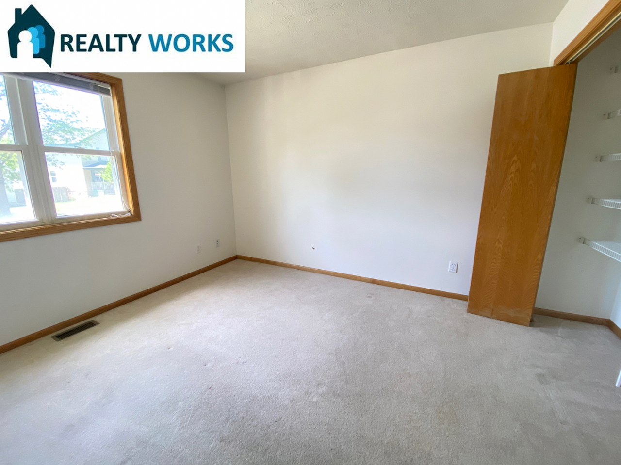 206 Irving St - Photo 5 of 10