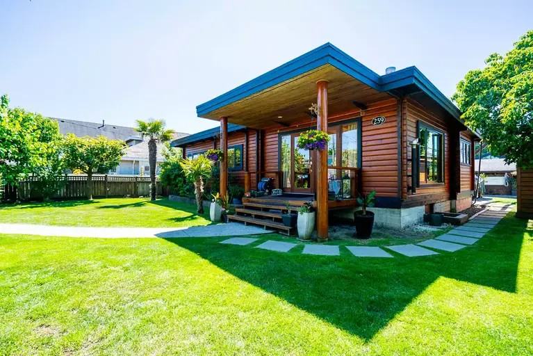 259 67a St - Photo 3 of 30