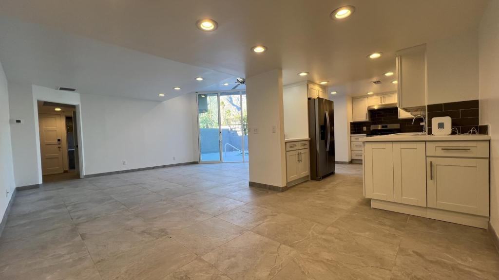 2286 N Junipero Ave - Photo 3 of 34