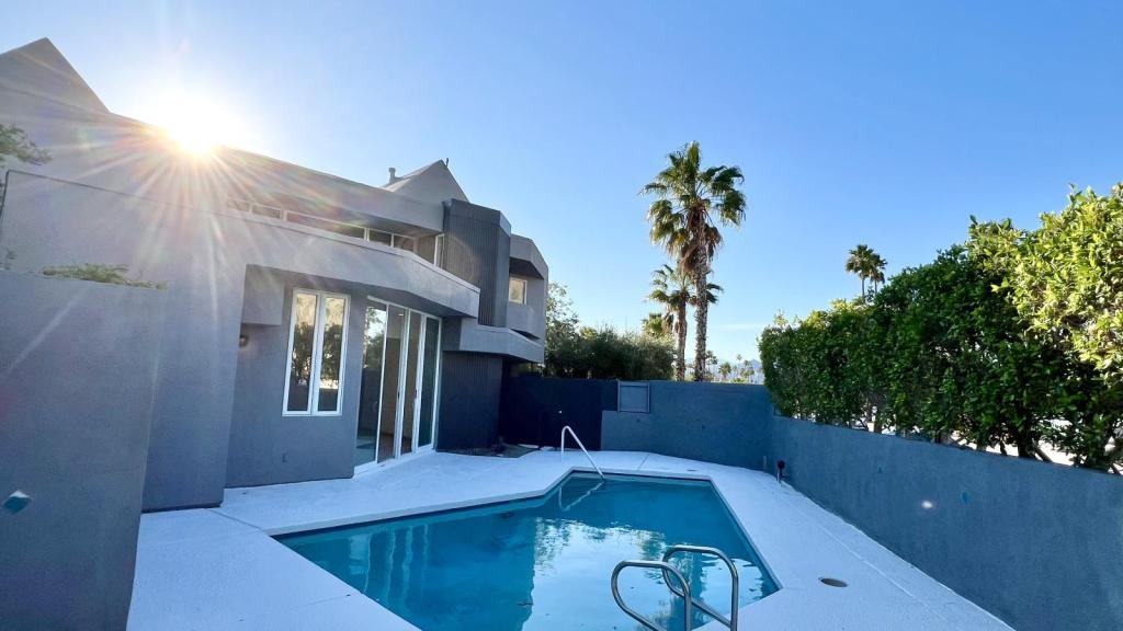 2286 N Junipero Ave - Photo 4 of 34