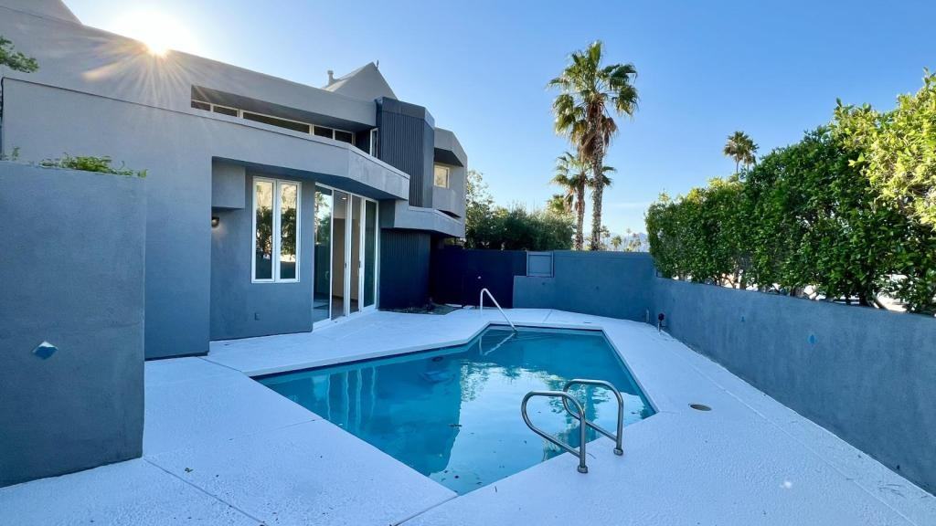 2286 N Junipero Ave - Photo 5 of 34