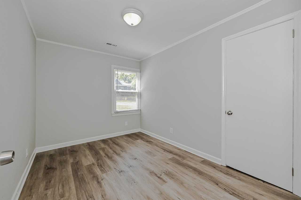 2649 Roslyn Ave - Photo 4 of 20