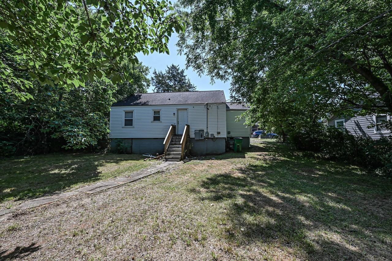 2649 Roslyn Ave - Photo 6 of 20