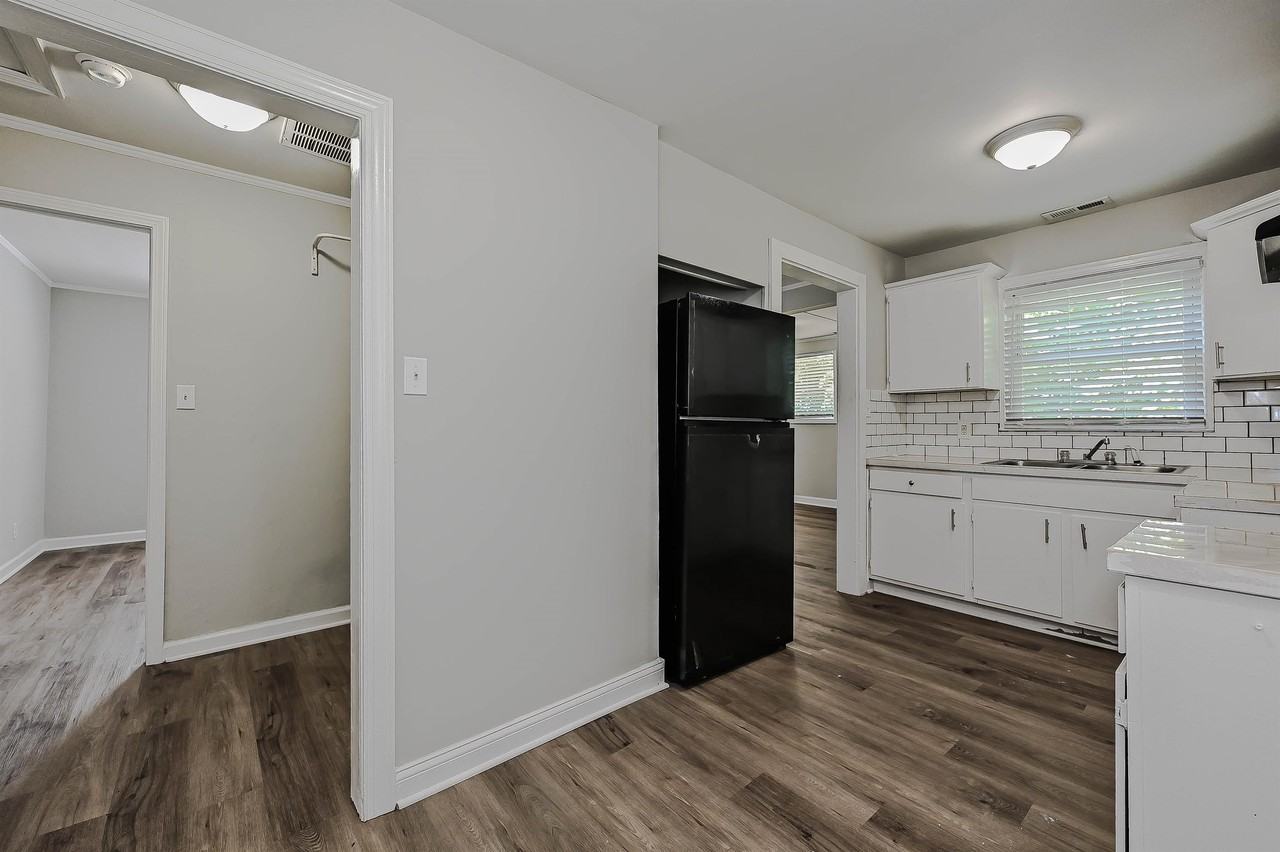 2649 Roslyn Ave - Photo 3 of 20