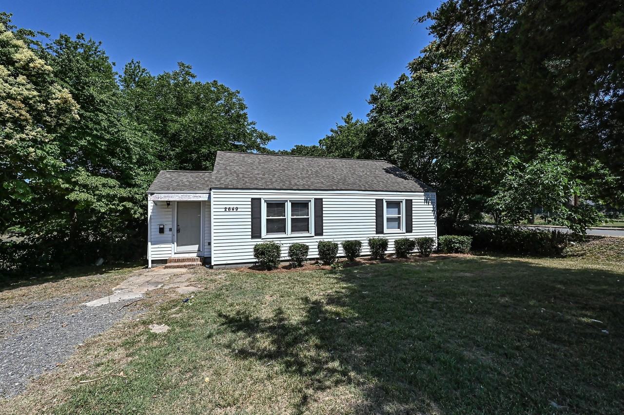 2649 Roslyn Ave - Photo 3 of 20