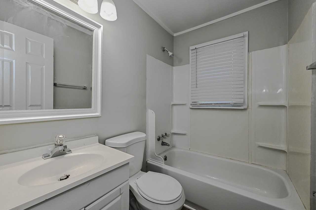 2649 Roslyn Ave - Photo 2 of 20