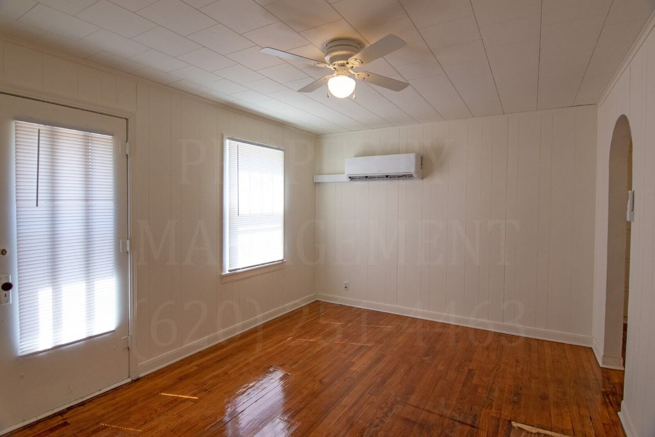 1906 W 6th St - Photo 2 of 19