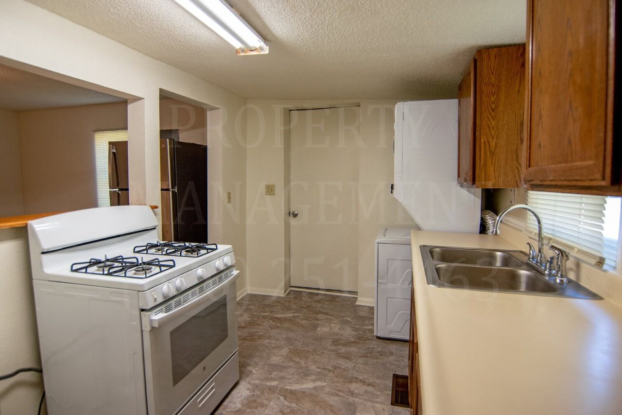 516 E 8th St - Photo 2 of 18