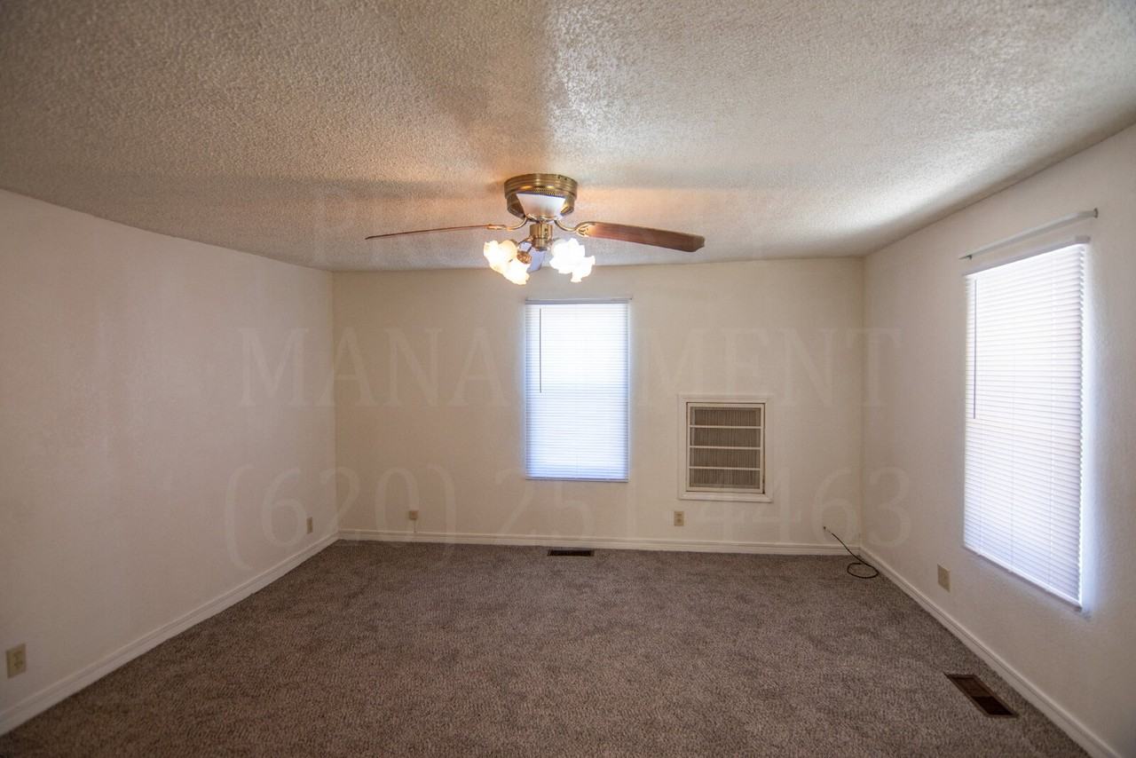 516 E 8th St - Photo 3 of 18