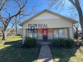 featured image of 105 E 6th St