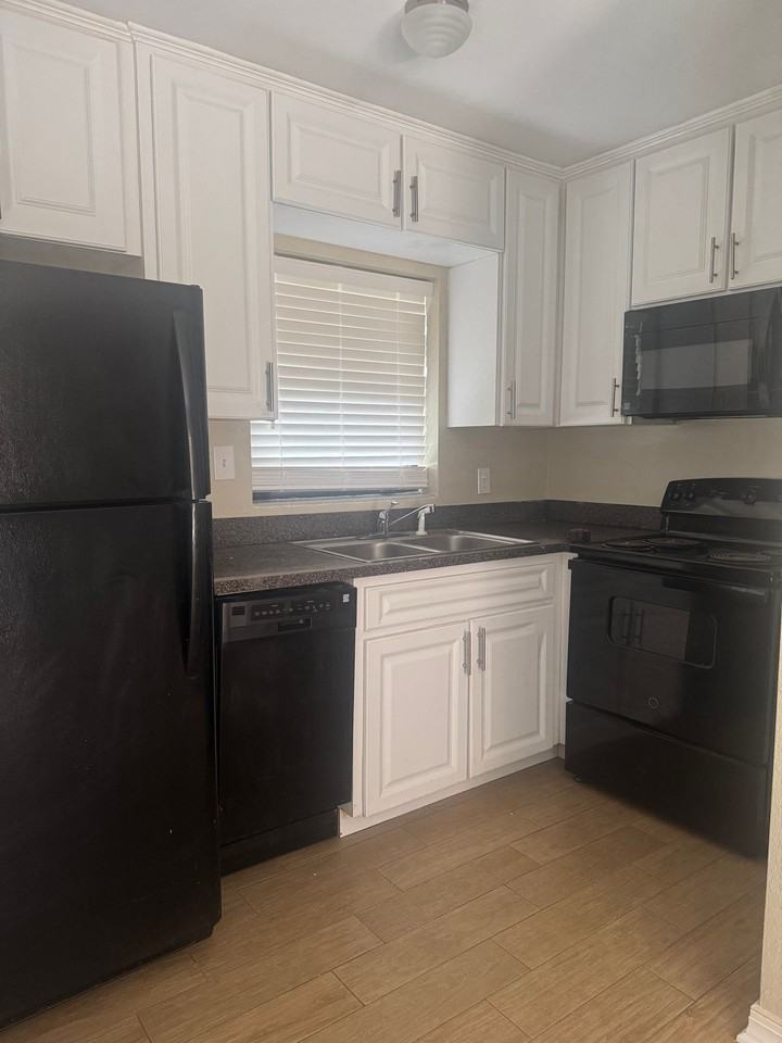 1011 Pennsylvania Ave - Photo 3 of 12