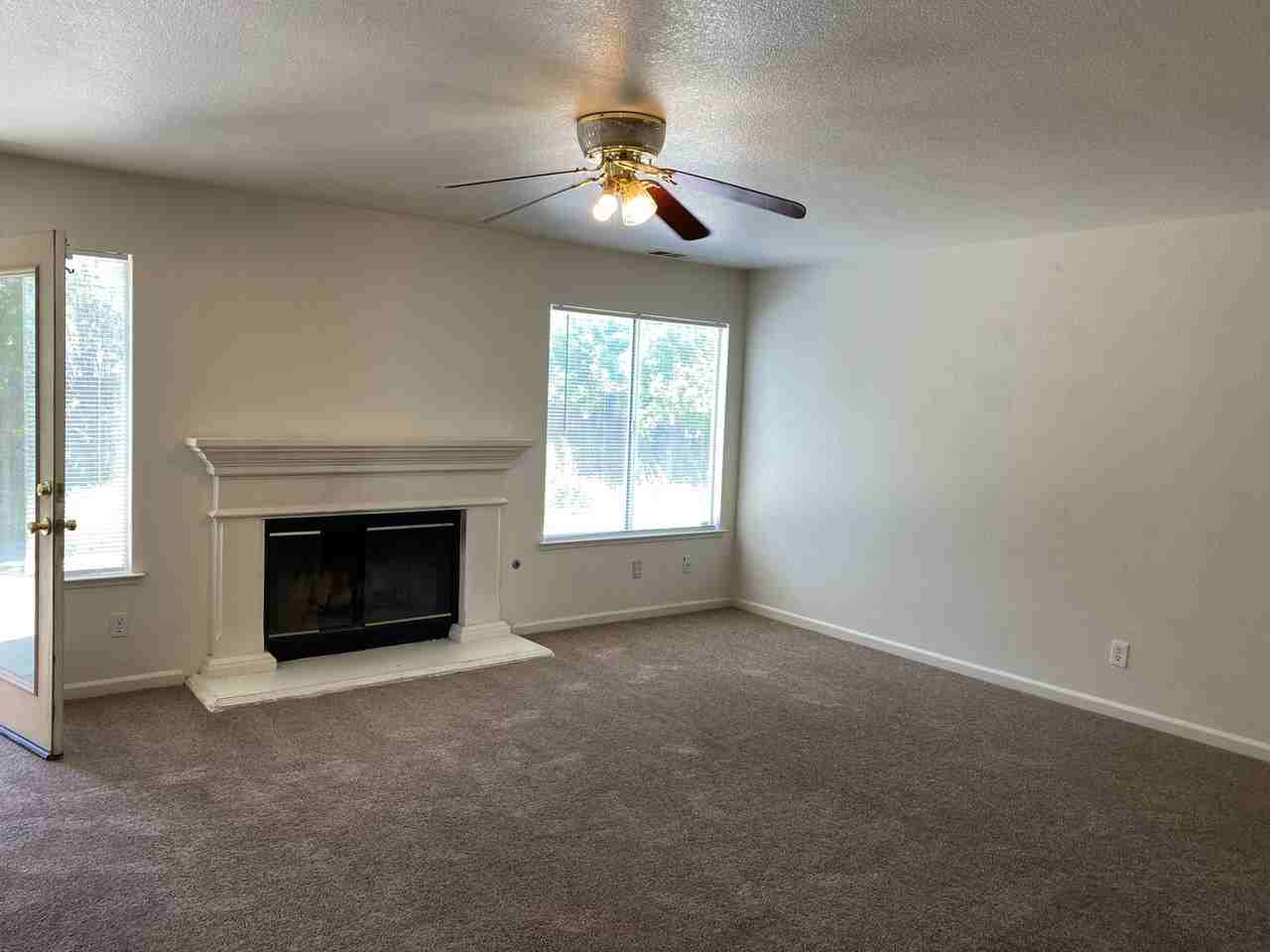 911 Daffodil St - Photo 5 of 19