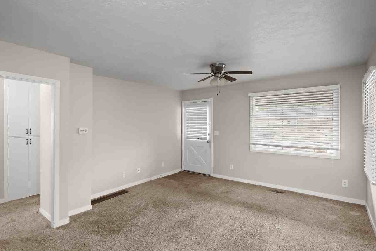 955 Laurel Ln - Photo 3 of 15